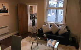 Ground Floor Contemporary 1 Bed Apartment